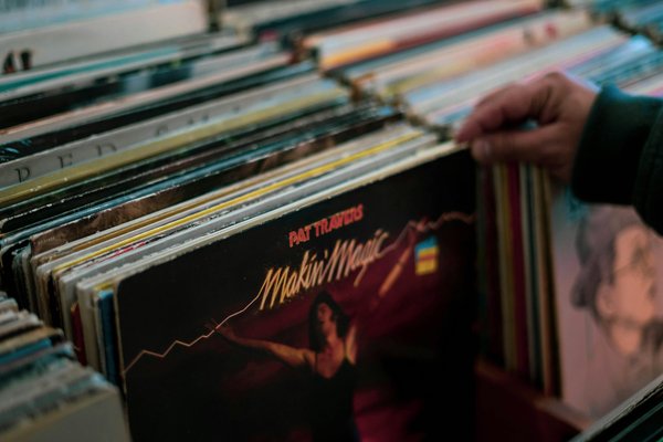 Idées inspirantes pour un rangement élégant des disques vinyles vintage